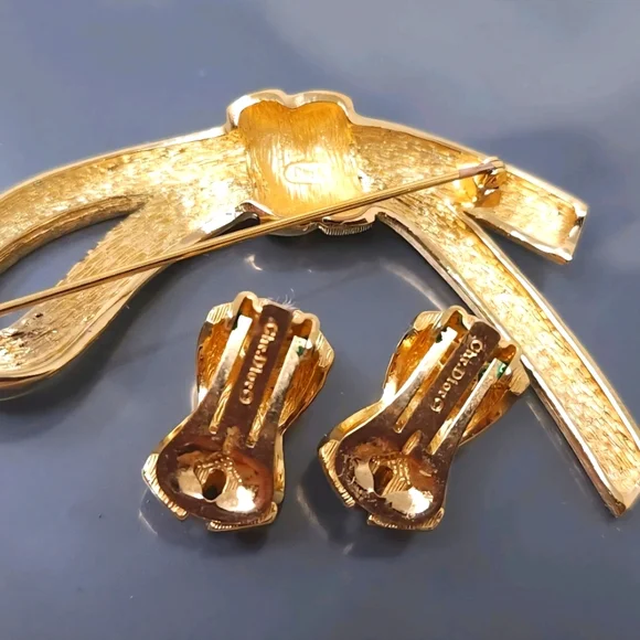 Vtg. CHRISTIAN DIOR 'Bow & Ribbon' Brooch & Earrings Set - Picture 6 of 12